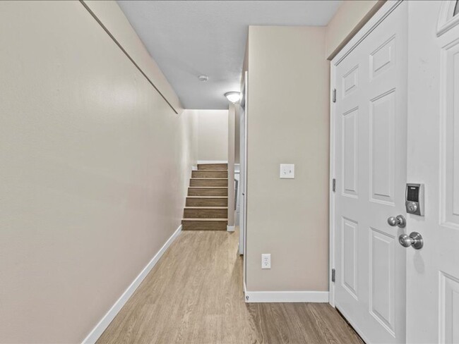 Building Photo - Newly updated 2bd Townhome!