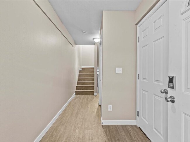 Foto del edificio - Updated AIR-CONDITIONED Northgate Townhome