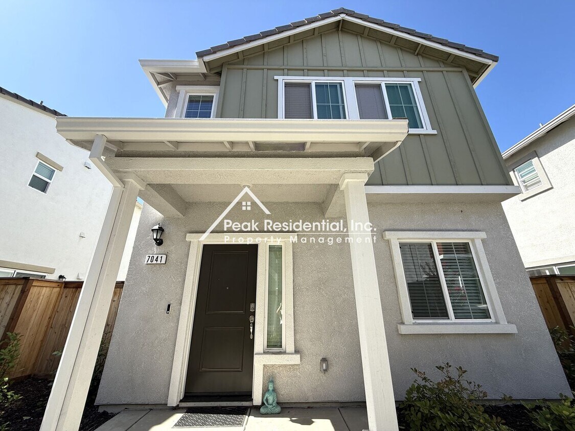 Foto del edificio - Updated 3bd/2ba Roseville Home!