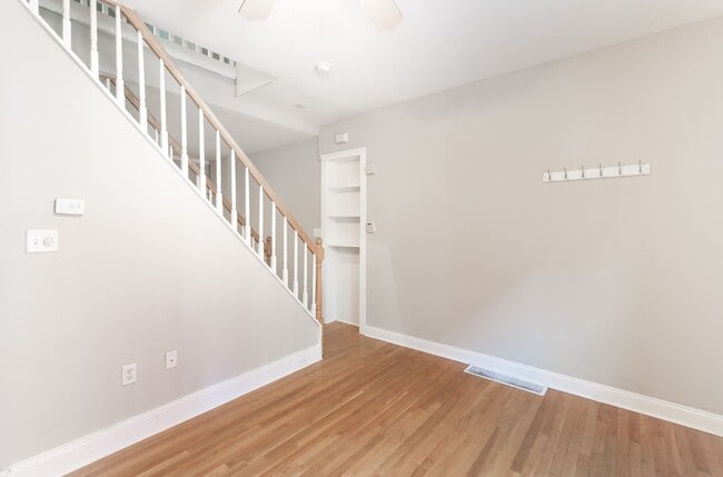 Building Photo - Three Bedroom Home in Graduate Hospital