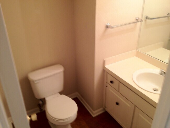 Building Photo - Townhome *LEASING SPECIAL AVAILABLE*