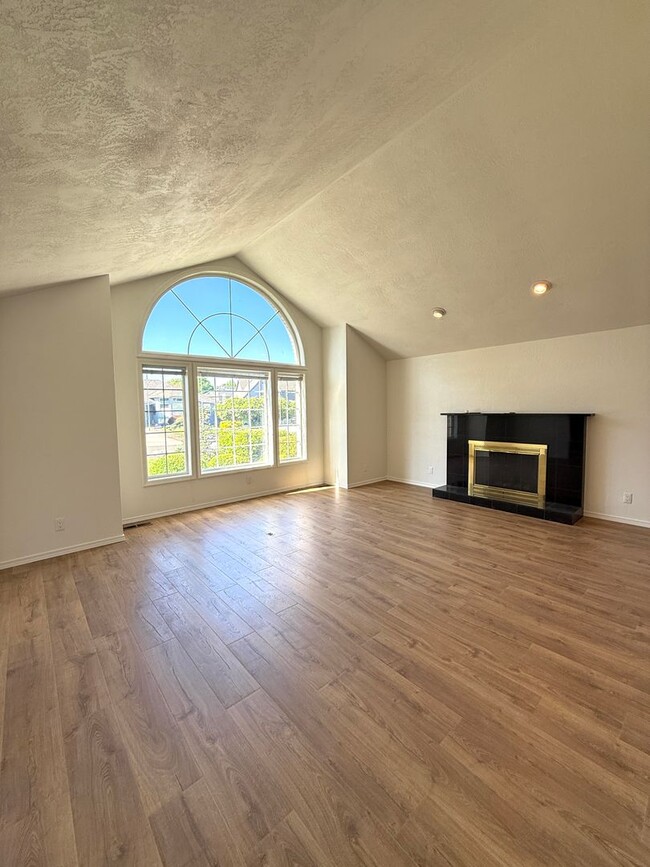 Building Photo - Immaculate 3 bedroom, 2 bath home in desirable Medford Neighborhood!