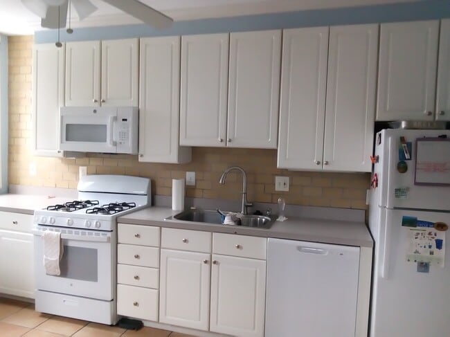 Large bright kitchen - 1112 I St SE