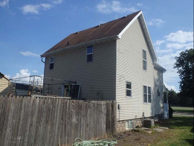 Building Photo - 3 Bed 2 Bath 1600+ sq ft Home for Rent - Appleton