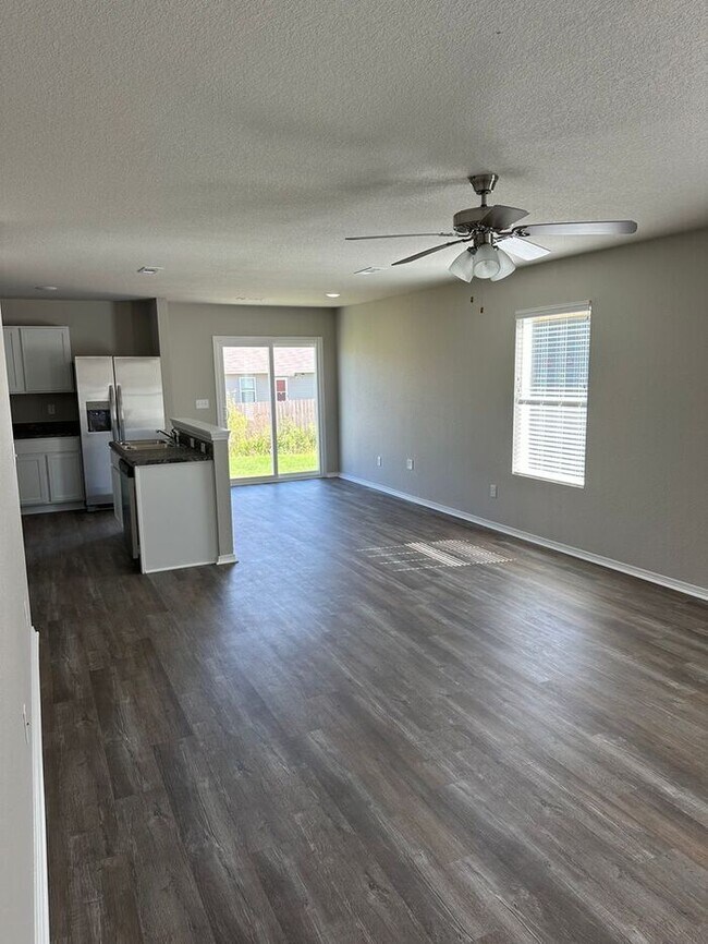 Foto del edificio - BRAND NEW Three Bedroom | Two Bath Home in...