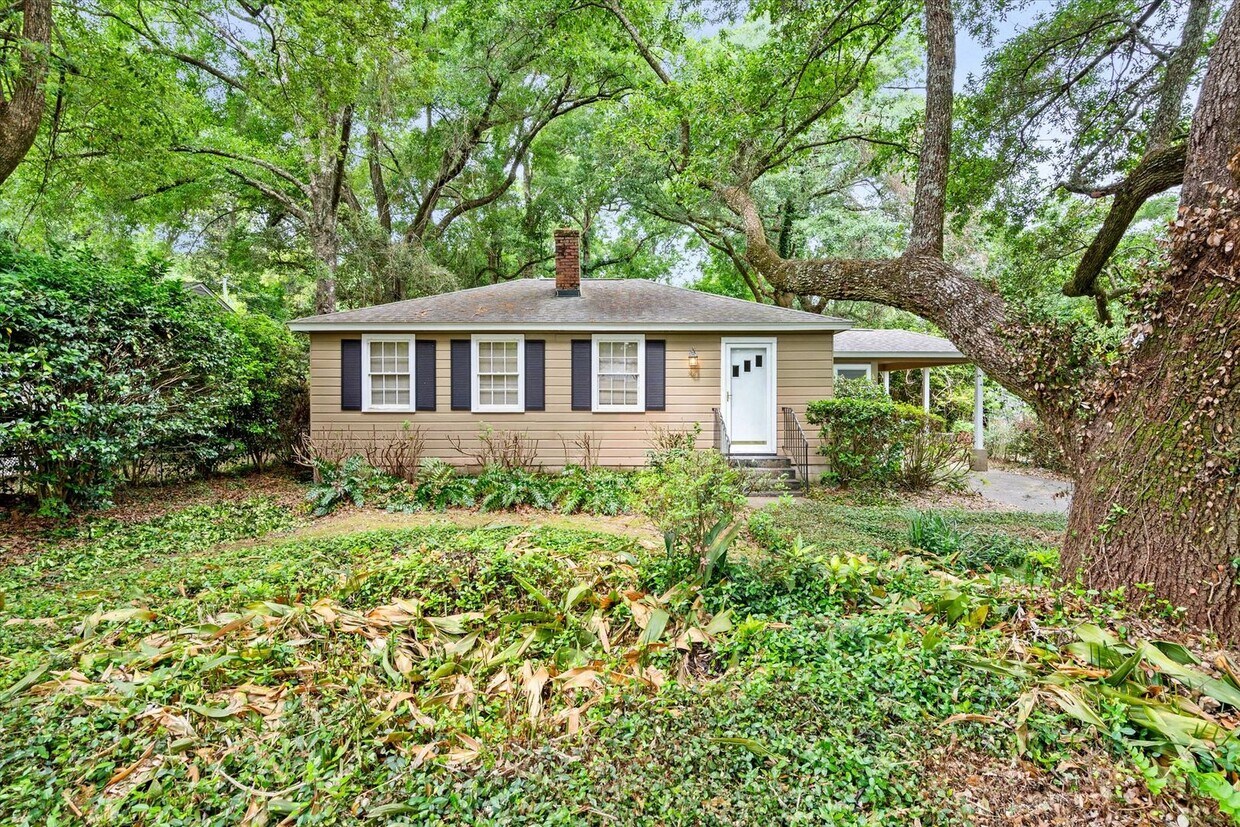 Foto principal - Remodeled Beauty in County Club Village