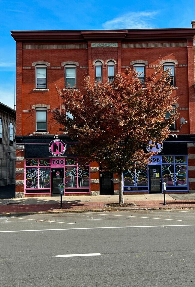 Building Photo - 698 Main St