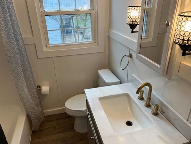 Building Photo - Spacious Kent Ranch w/ Finished Basement & 2-Car Garage