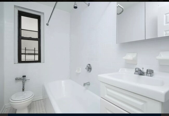 Building Photo - 2962 Decatur Ave