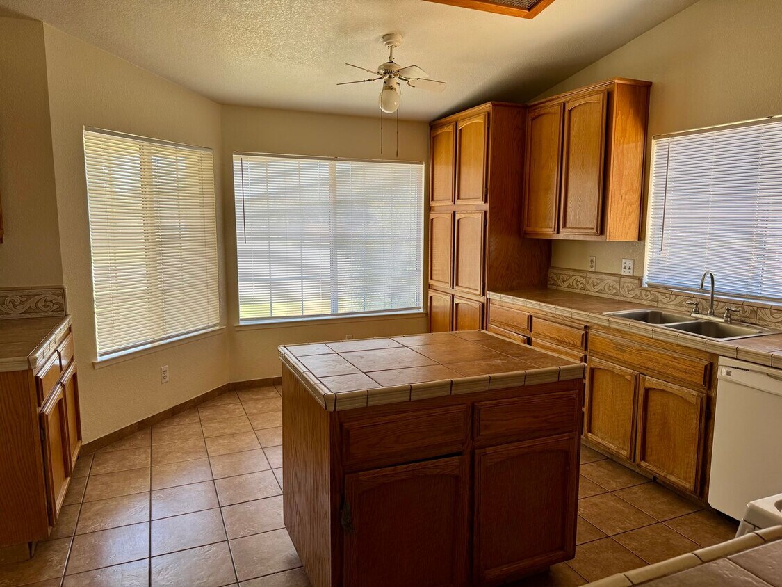 Foto del edificio - Nice 3 bed 2 bath house on a corner lot, a...