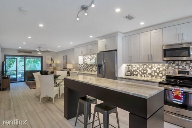 Building Photo - 2 br, 2 bath Townhome - 385 SE 17th Ave # 4