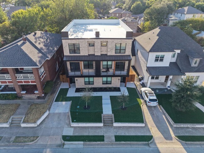 Building Photo - 2554 S University Dr