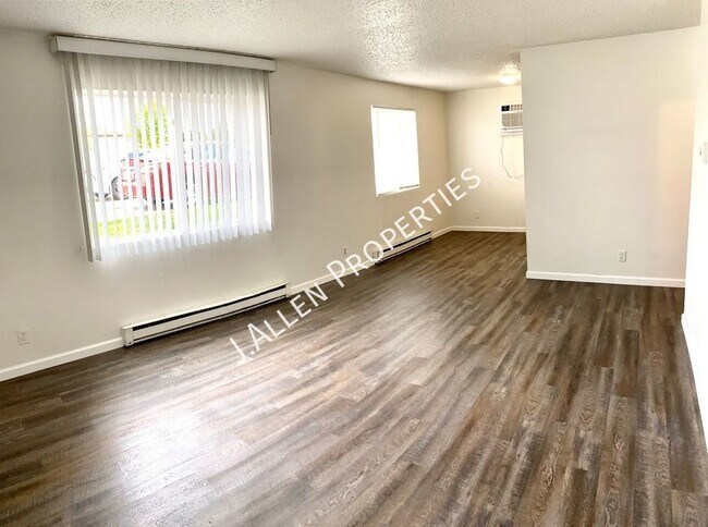 Building Photo - Very Nice Updated, Sunny 2 bed