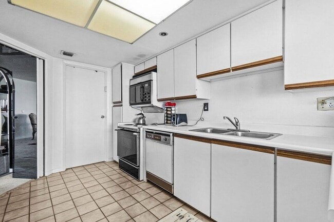 Building Photo - 1900 Consulate Pl