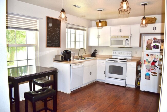 Building Photo - Beautiful  3 Bedroom/ 2.5 Bathroom Home in...