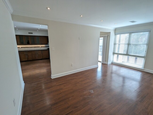 Foto del edificio - Beautifully maintained second floor condo ...