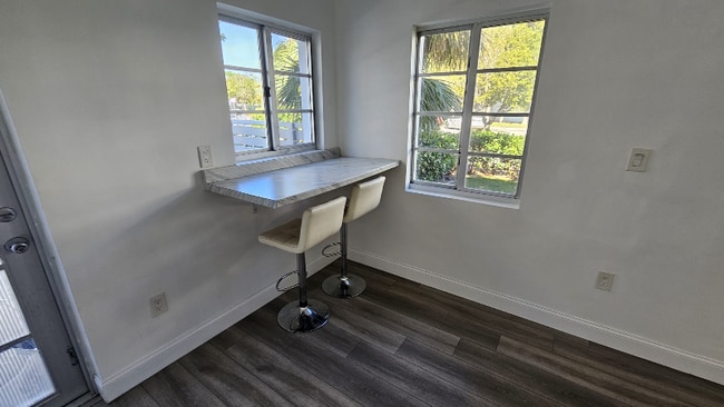 Photo - 916 W 42 St Apartment