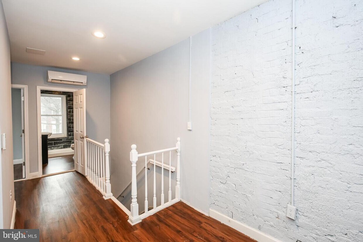 Foto principal - 2628 11th St NW
