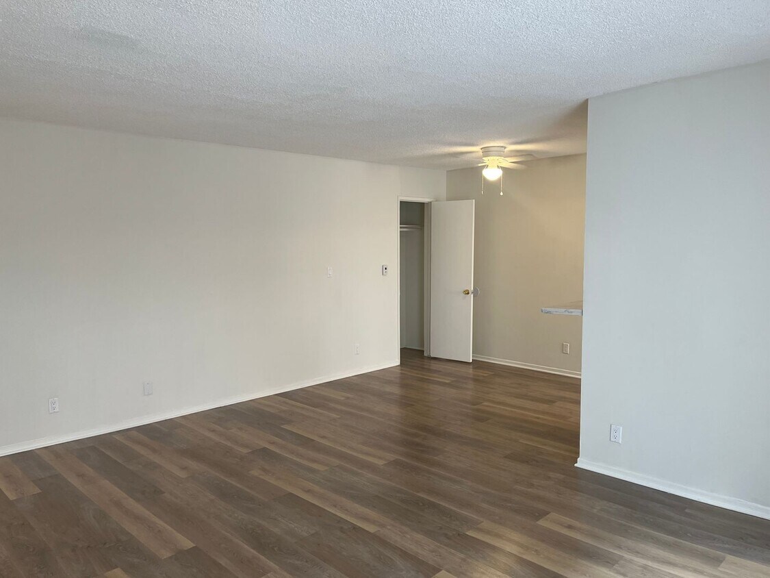 911 S Sherbourne Dr, Unit Unit 04 Apartments in Los Angeles, CA