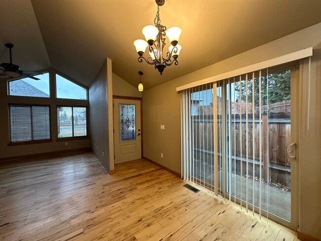 Building Photo - 3 Bed, 2 Bath Northeast Bend Haven - Hardw...
