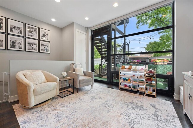 Foto del edificio - 1349 N Leavitt St