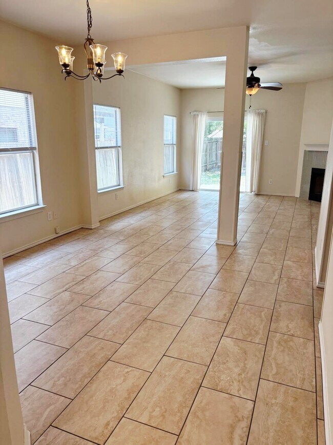 Foto del edificio - 1311 Hazelbury Ln