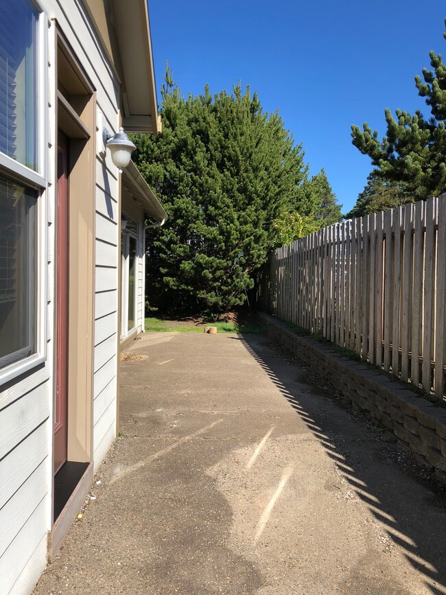 Building Photo - 4050 Evergreen Ave