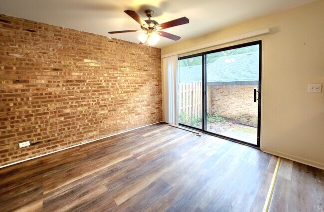 Building Photo - Spacious 3bed 1.5 bath Townhome in Barring...