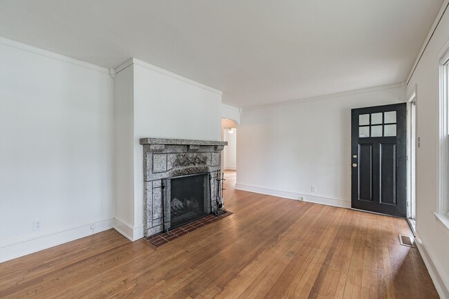 Building Photo - Newly Renovated 3BR/1BTH home in Historic ...