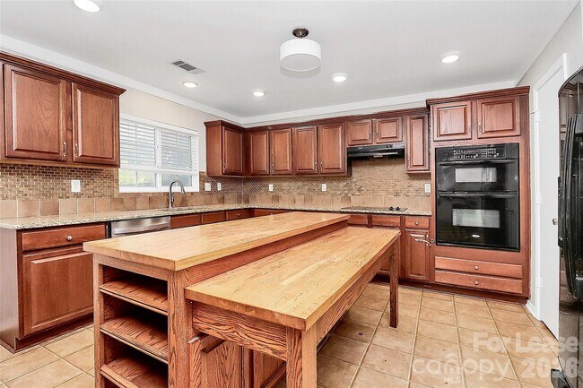 Foto del edificio - 15611 Normans Landing Dr