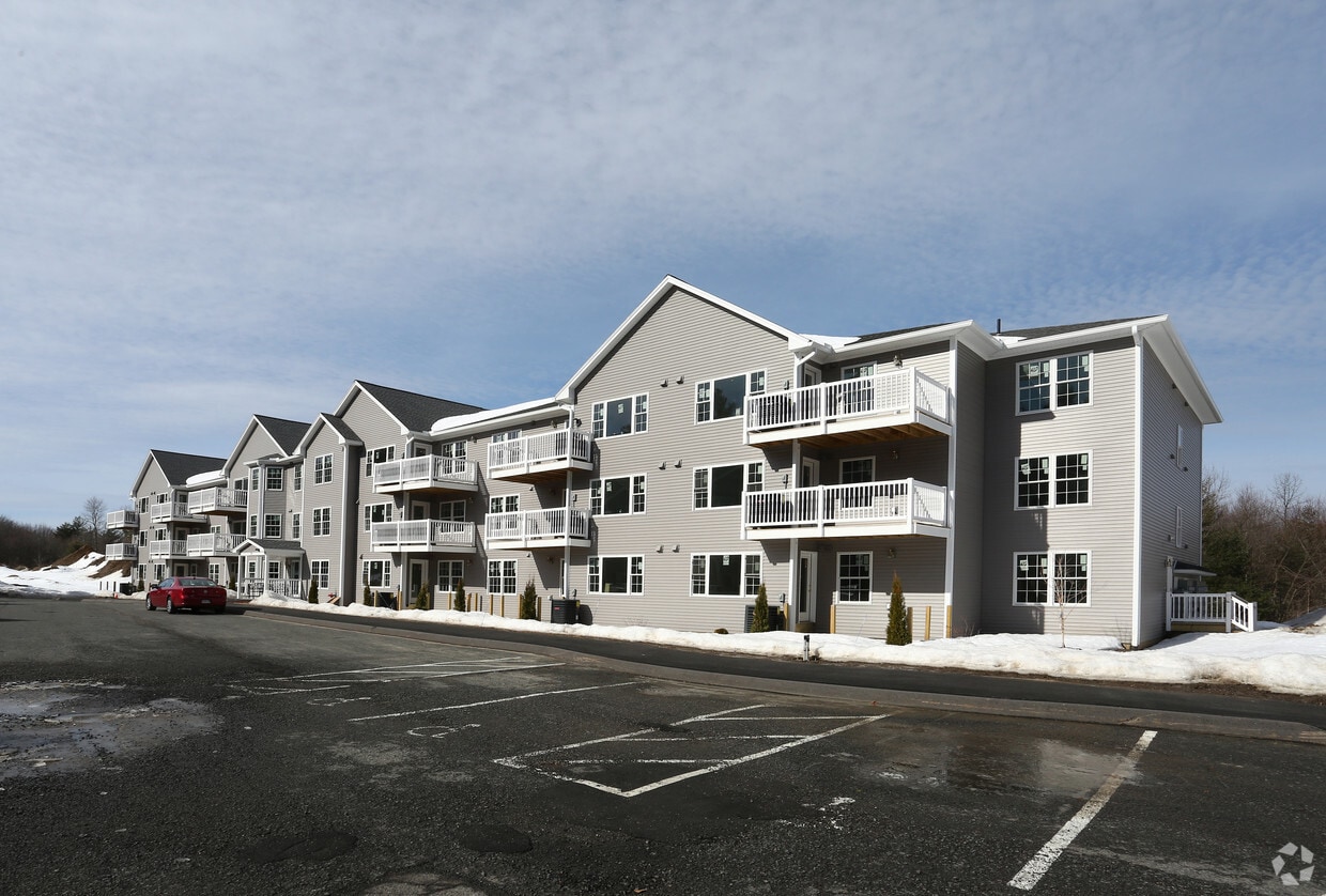 Building Photo - 27 Greenleaves Dr