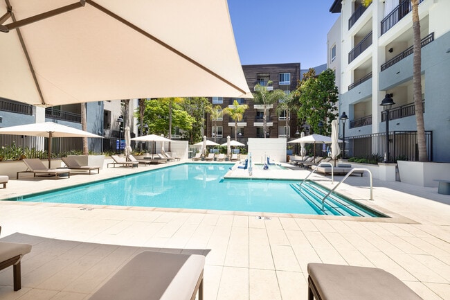 Piscina y spa estilo resort | Elan Huntington Beach | Apartamentos en Huntington Beach, CA - Elan Huntington Beach