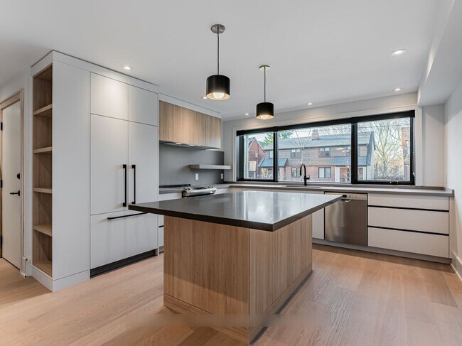 Building Photo - 157 Roslin Ave