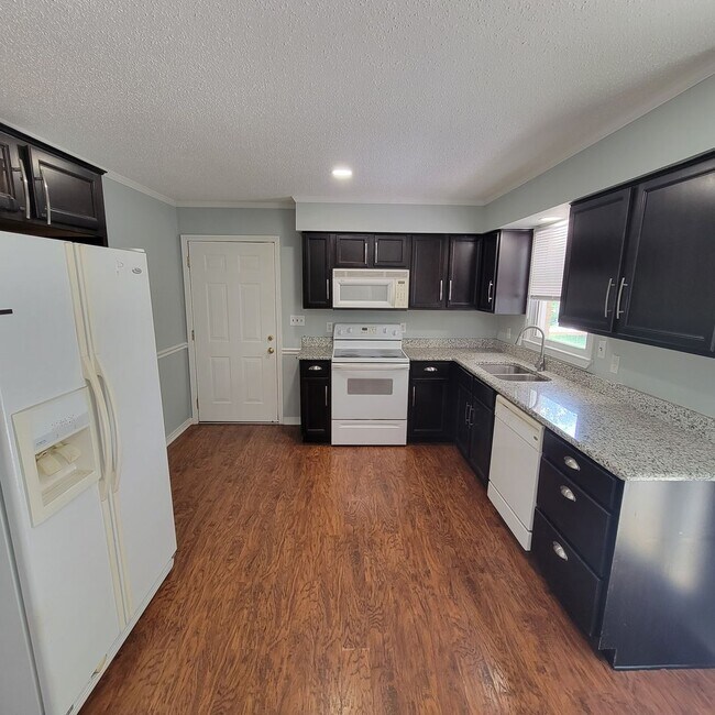 Building Photo - 2128 Wildwood Rd
