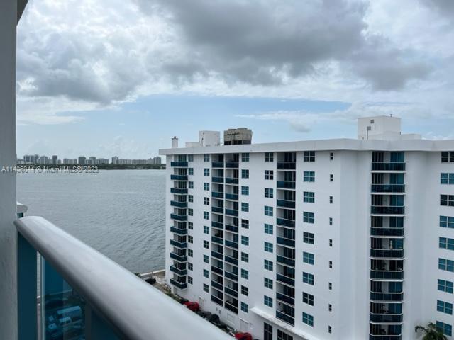 Foto del edificio - 7501 E Treasure Dr