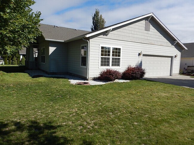 Foto del edificio - 3 Bedroom, 2 Bathroom House on North End of Prineville  - Available Soon!
