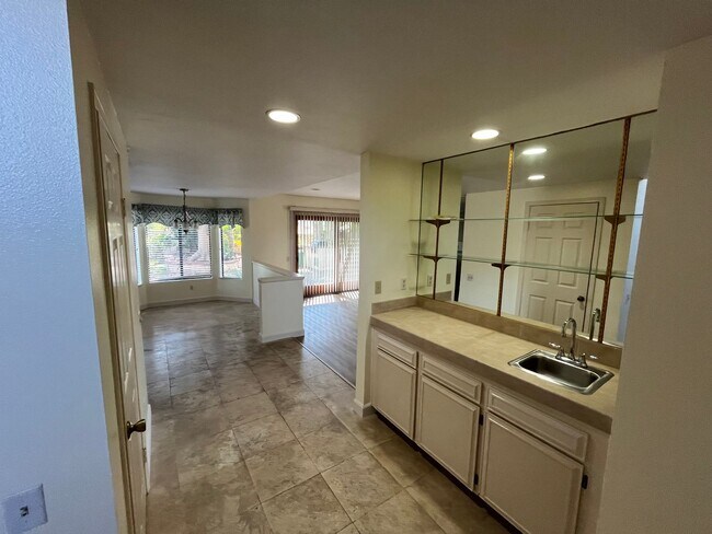 Foto del edificio - Bright and Spacious Home in Del Mar! *$500...
