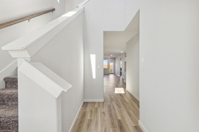 Building Photo - 907 Hazel Dr