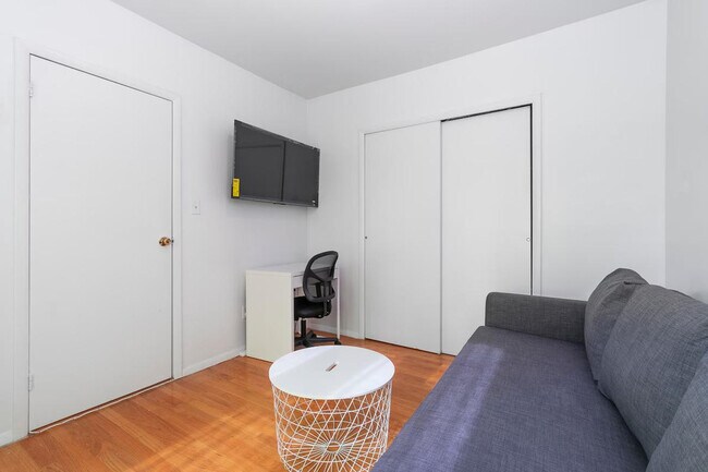 Foto del edificio - 224 E 95th St