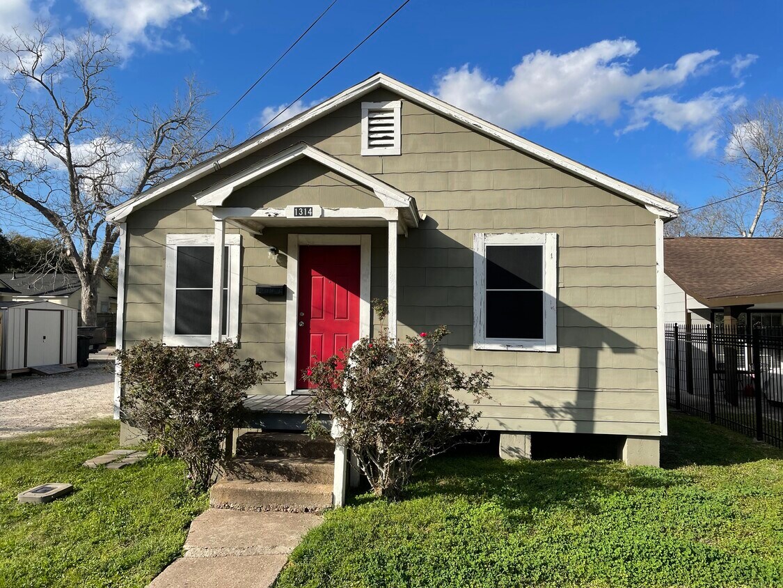 1314 W Blum St, Alvin, TX 77511 House Rental in Alvin, TX