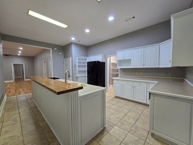 Building Photo - 900 Race Track Rd