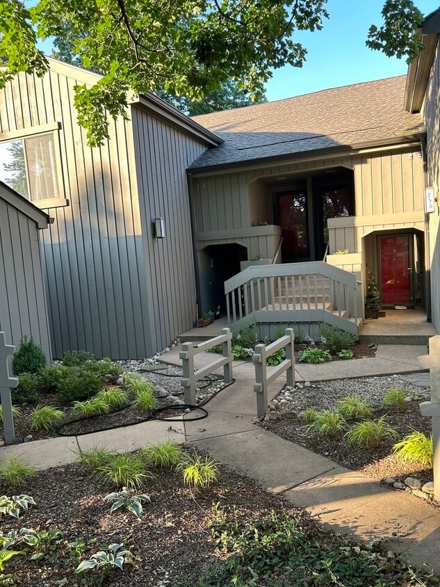 Primary Photo - 255 Shoreline Rd