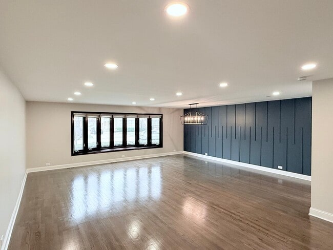 Building Photo - 4820 W Sherwin Ave