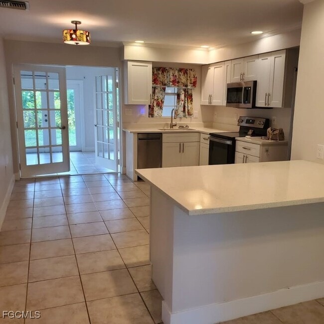 Building Photo - 2437 Sunset Ave