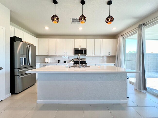 Foto del edificio - NEWER BUILD 4BD/3BA HOME NEAR DEER SPRINGS...