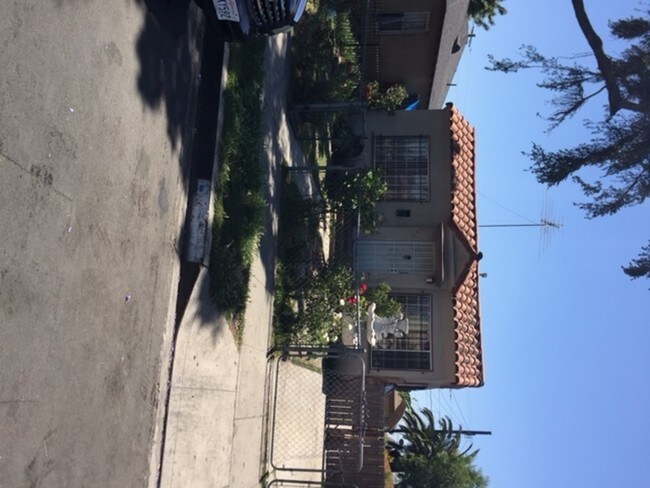 Foto del edificio - 854 E 105th St