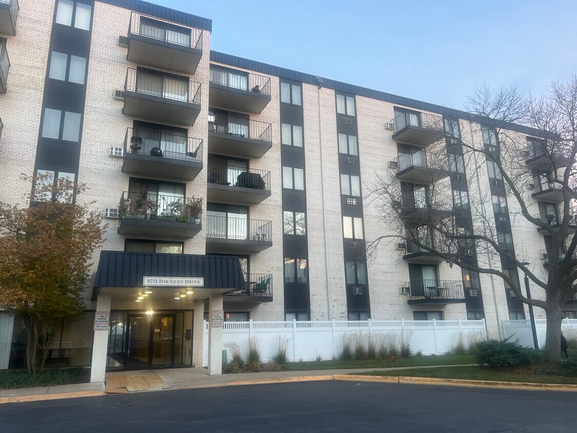9731 Fox Glen Dr Unit 2M, Niles, IL 60714 Condo for Rent in Niles, IL
