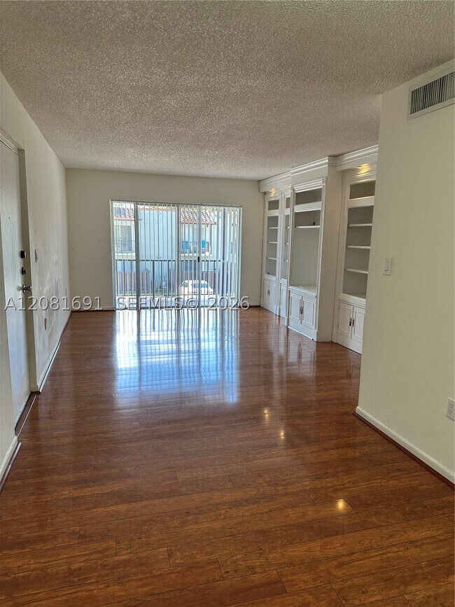 Building Photo - 10818 N Kendall Dr