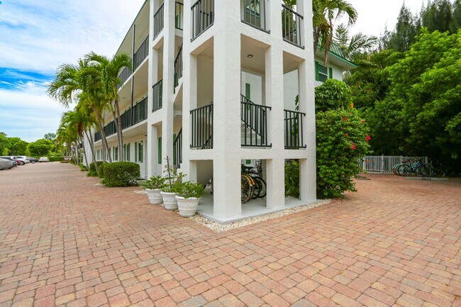 Foto del edificio - ** DESIREABLE MOORINGS 3 BEDROOM CONDO IN ...