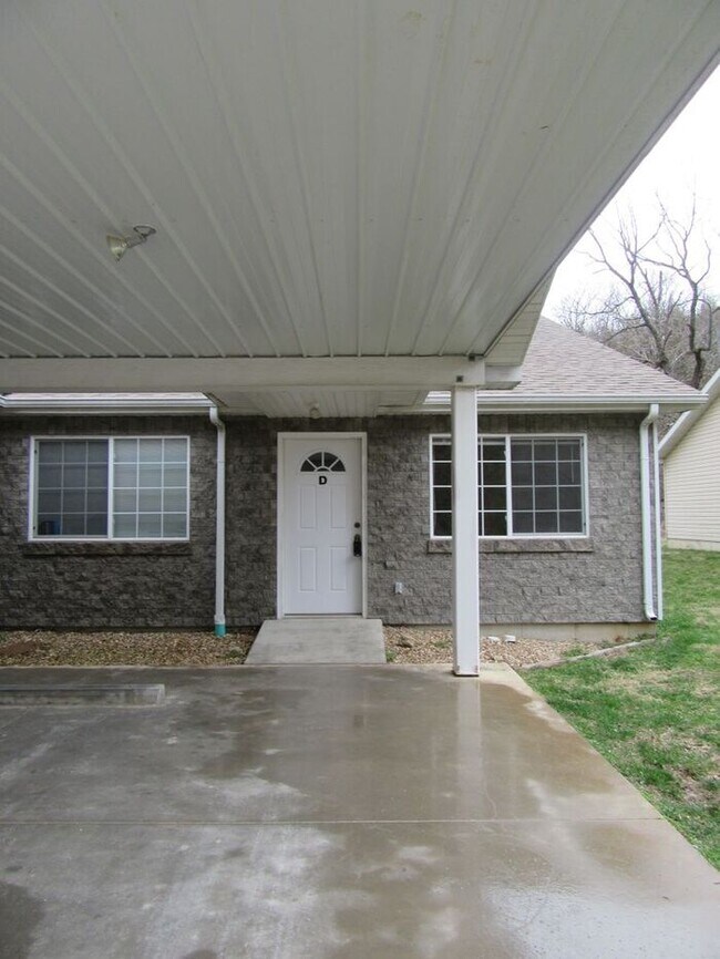 Building Photo - AVAILABLE NOW! Pet friendly!
